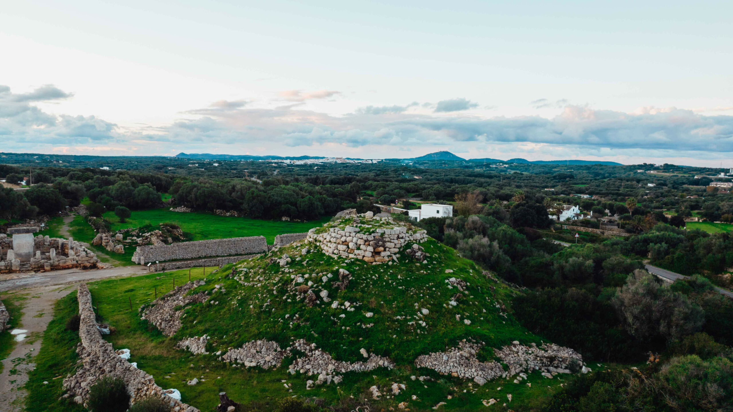 Te enseñamos esta ruta para descubrir la historia de Menorca