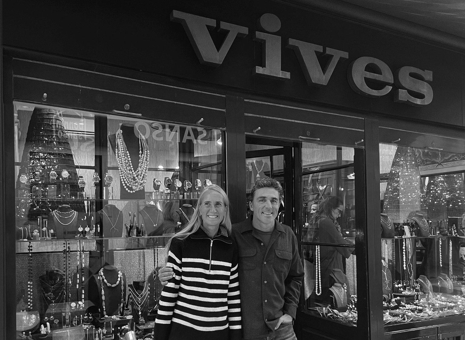 Cristine Bedfor et Juan Vives à la porte de la bijouterie Vives à Mahón, Minorque.