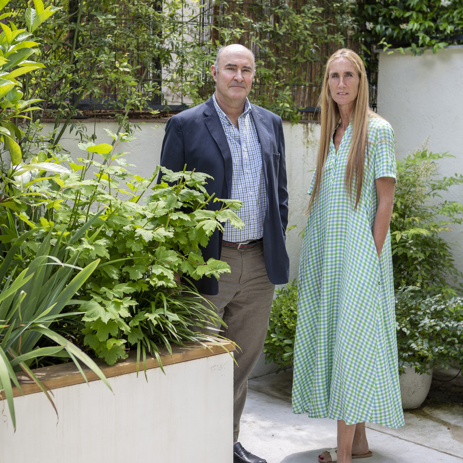 Cristine Bedfor et Álvaro de la Rosa dans un jardin verdoyant.