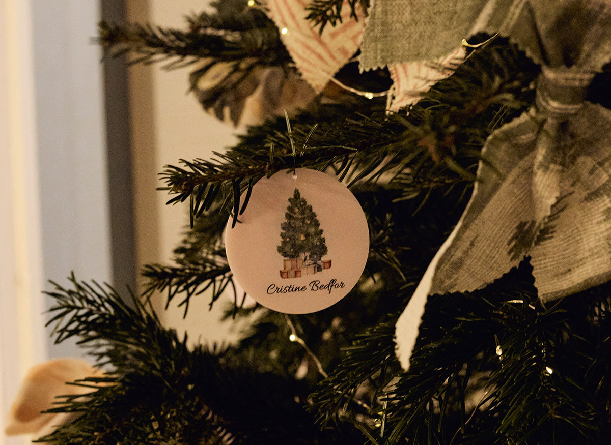 Sapin de Noël avec décoration par Cristine Bedfor.