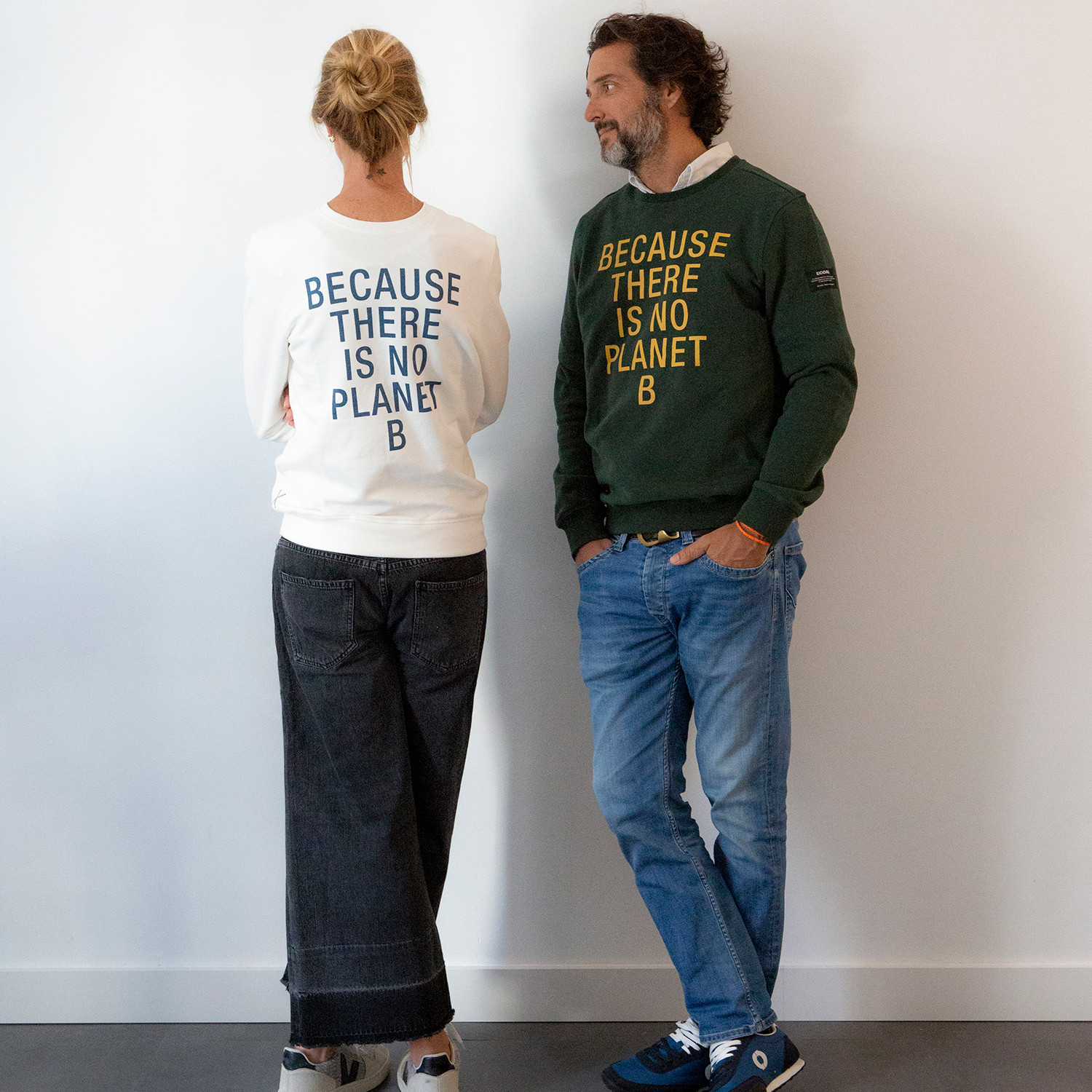 Javier Goyeneche et Cristine Bedfor avec des sweat-shirts avec le message "Il n