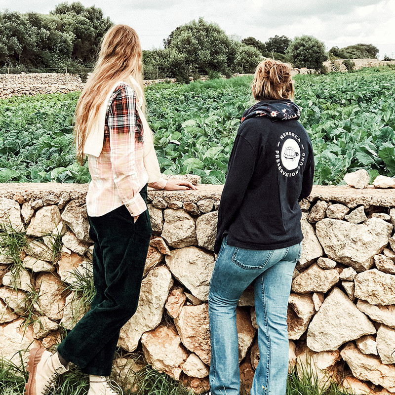 Rebecca Morris et Cristine Bedfor regardent un champ de légumes.