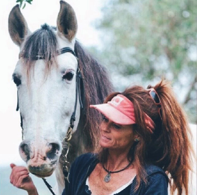 Sita Moll con caballo blanco y texto en inglés.